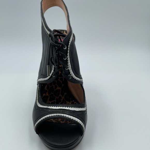 Betsy Johnson Nuri Black + White shoes - Picture 5 of 5